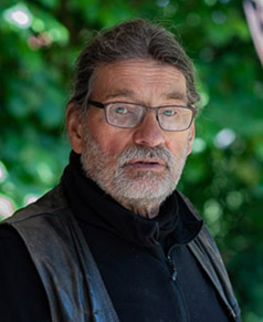 Peter Medzech leitet als Steinbildhauermeister das Gruppenangebot „Steinbildhauerei und modellieren mit Ton“